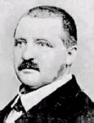 photo de Bruckner, petite moustache et cheveux rasés courts