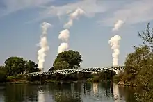 Le pont sur la Moselle et ses « pontons Whale ».