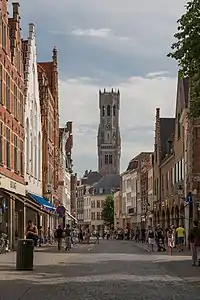Vue de la Steenstraat avec le beffroi de Bruges en arrière-plan