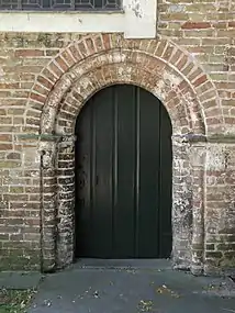 Petite porte dans le flanc nord, vestige de la première phase de construction.