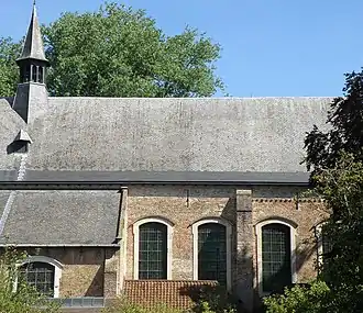 Fenêtres du chœur. Les traces des anciennes baies ogivales sont clairement visibles à droite.