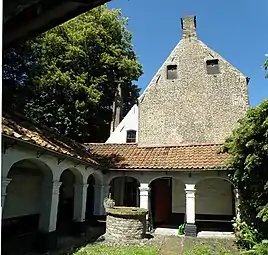 Le petit cloître, création des années 1930. Derrière, les deux corps de bâtiment de la maison no 1.