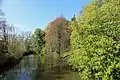 Une partie des vastes douves médiévales qui entourent Bruges (Belgique) sont aujourd'hui des jardins.