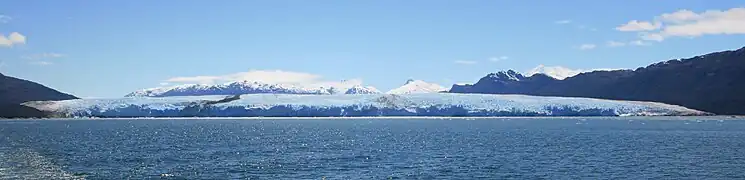 Le trait brun observable dans la partie gauche du glacier est formé par une moraine médiane.