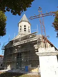 Restauration en cours et croix au premier-plan.