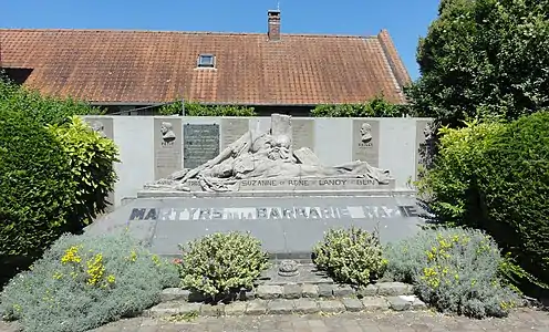 Le monument aux morts.