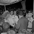 Mariage au moment de la lecture de la ketouba sous le dais nuptial (houppa) dans le kibboutz Yad Mordechai à Ashkelon (Israël), 1964.
