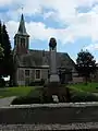 Le monument aux morts devant l'église.