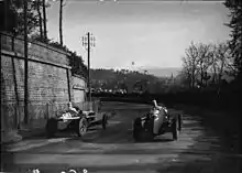 Robert Brunet (Maserati 8CM 3,0 l), et Dreyfus à la corde (Alfa Romeo Tipo B) (Pau 1935).