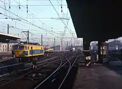 La 1603 et une locomotive série 15 en livrée jaune.