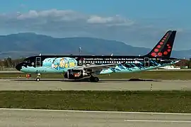 Photographie en couleur d'un avion à l'arrêt sur le tarmac.
