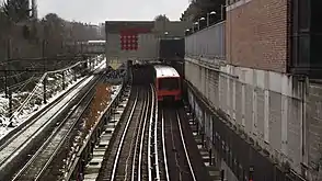 Métro de Bruxelles longeant la ligne 26 à Pétillon.