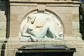 Relief symbolisant le voûtement de la Senne, sur la fontaine Anspach