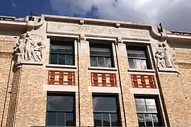 Façade de l'École moyenne A de la Ville de Bruxelles (Art déco)