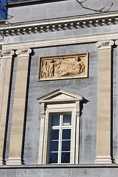 Côté N.-E. : fenêtre à fronton surmontée d'un bas-relief représentant les Sciences.