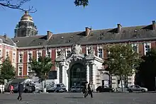 L'ancienne caserne État-major des pompiers de Bruxelles avec son portique d'entrée. En arrière-plan le Palais de justice de Bruxelles.