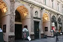 L'entrée du théâtre dans les Galeries Saint-Hubert.