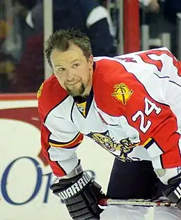 Photographie couleur de Bryan McCabe avec le mailloy des Panthers de la Floride