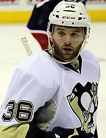 Photographie d'un joueur de hockey avec un maillot blanc