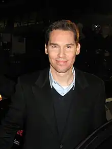 Bryan Singer souriant devant l'objectif.