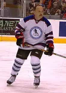 Photo de Trottier âgé de 52 ans en tenue de hockey.