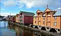 Rangée de maisons de mer au centre de Rørvik