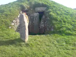 Côté sud-ouest. Une réplique de la décorées de pierre, debout à l'extérieur dans le sud-ouest de l'ouverture de la chambre funéraire.