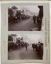 Départ d'une course de fiacres sur le boulevard, devant le restaurant La Belle Cycliste (disparu de nos jours) en 1904.
