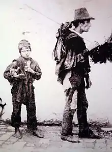 Un maître-ramoneur italien avec son jeune apprenti (fin du XIXe siècle, musée Sonogno, Suisse)