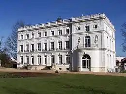 Le château du Haut-Buc, façade sud.