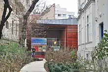 La salle de cinéma Elvire Popesco, à la facade recouverte de bois, située au bout d'une allée, sur le site de l'