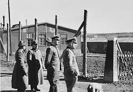 Groupe d'officiers SS devant le camp