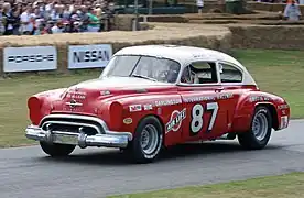 Réplique de l'Oldsmobile 1949 engagée par Buck Baker en compétition NASCAR.
