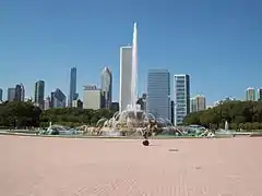 Vue sur la fontaine avec les gratte-ciel de Downtown Chicago en arrière plan.