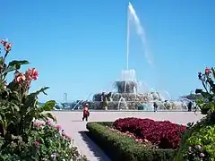 La fontaine, depuis les allées arborées de Grant Park.