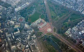 Vue aérienne du palais de Buckingham. En bas à droite, St James's Park
