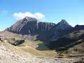 Le Buclon (à droite) et le pic de Jallouvre (à gauche) vus depuis le col de la Forclaz à l'ouest dominant le lac de Lessy.