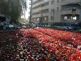 Bougies en hommage aux victimes près de la discothèque.