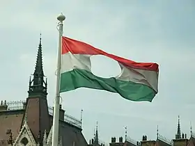 Le drapeau troué, symbole de l'insurrection de 1956.