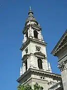 La tour renferme une cloche de neuf tonnes, offerte par des catholiques allemands pour remplacer celle pillée par les nazis en 1944.