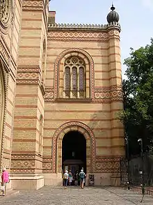La synagogue - vue extérieure d'une aile