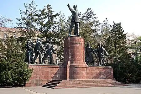 Monument à Lajos Kossuth (1952) sur la place Kossuth à Budapest. Déplacé à Esztergom en 2013.