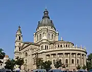 La basilique Saint-Étienne, côté chœur. Les statues des douze apôtres, de Leó Feszler, couronnent la colonnade.