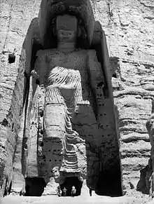 Le grand Buddha de Bamiyan dans sa niche trilobée. Vue prise en 1963.