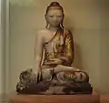 Bouddha assis en position de « prise de la terre à témoin ». Albâtre, laqué, orné de pierreries et doré. Birmanie, XIXe siècle.