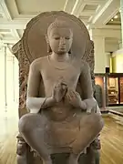 Buddha enseignant, assis sur un trône aux lions. Inde de l'est, peut-être Sarnath. Grès, H. 118 cm. Gupta, Ve siècle. British Museum