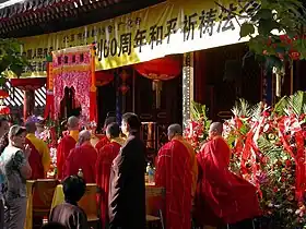 Cérémonie bouddhiste dans un temple de Pékin.