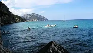 Entrée des bateaux. Au loin, le port de Cala Gonone.