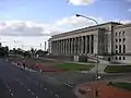 La faculté de droit de Buenos Aires avec Floralis Genérica en arrière-plan