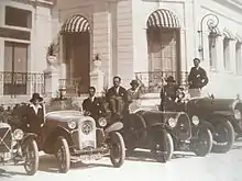 Jeunes gens de la bonne société en 1925 devant des tacots de course.